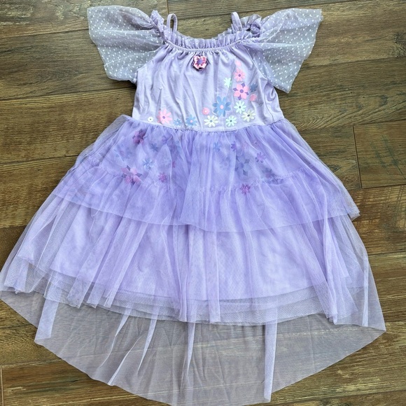 Disney Encanto Lot with Dress, Tee, and Storage Cube - Picture 2 of 16